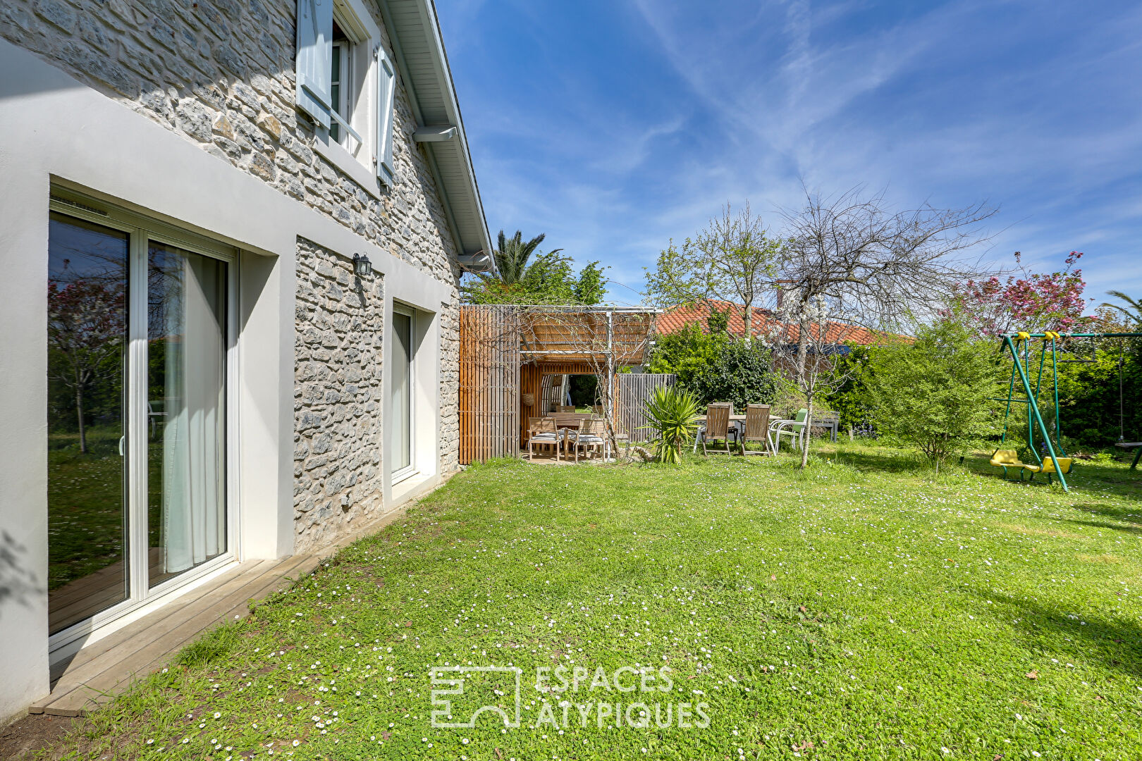 Renovated stone house in the heart of downtown