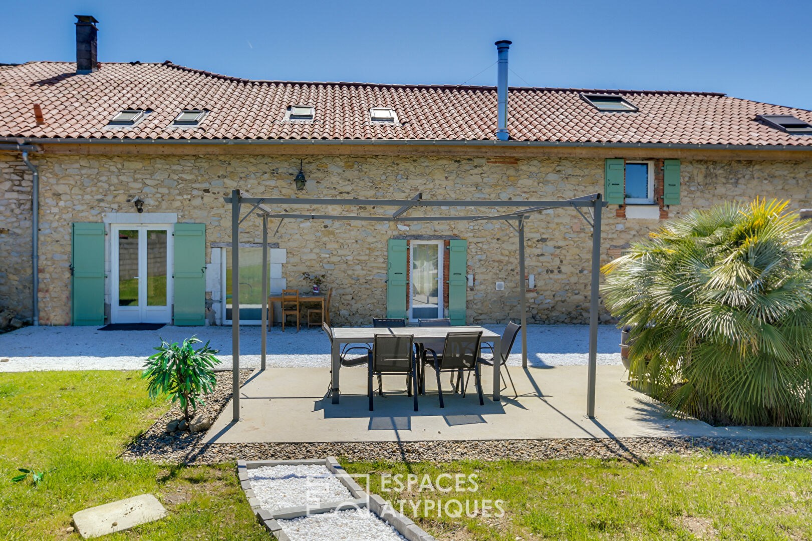 Maison de village en pierres avec piscine au coeur de la vallée du Kiwi