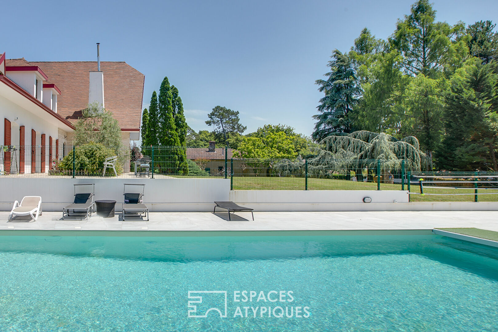 Maison style Anglo-Normand avec piscine