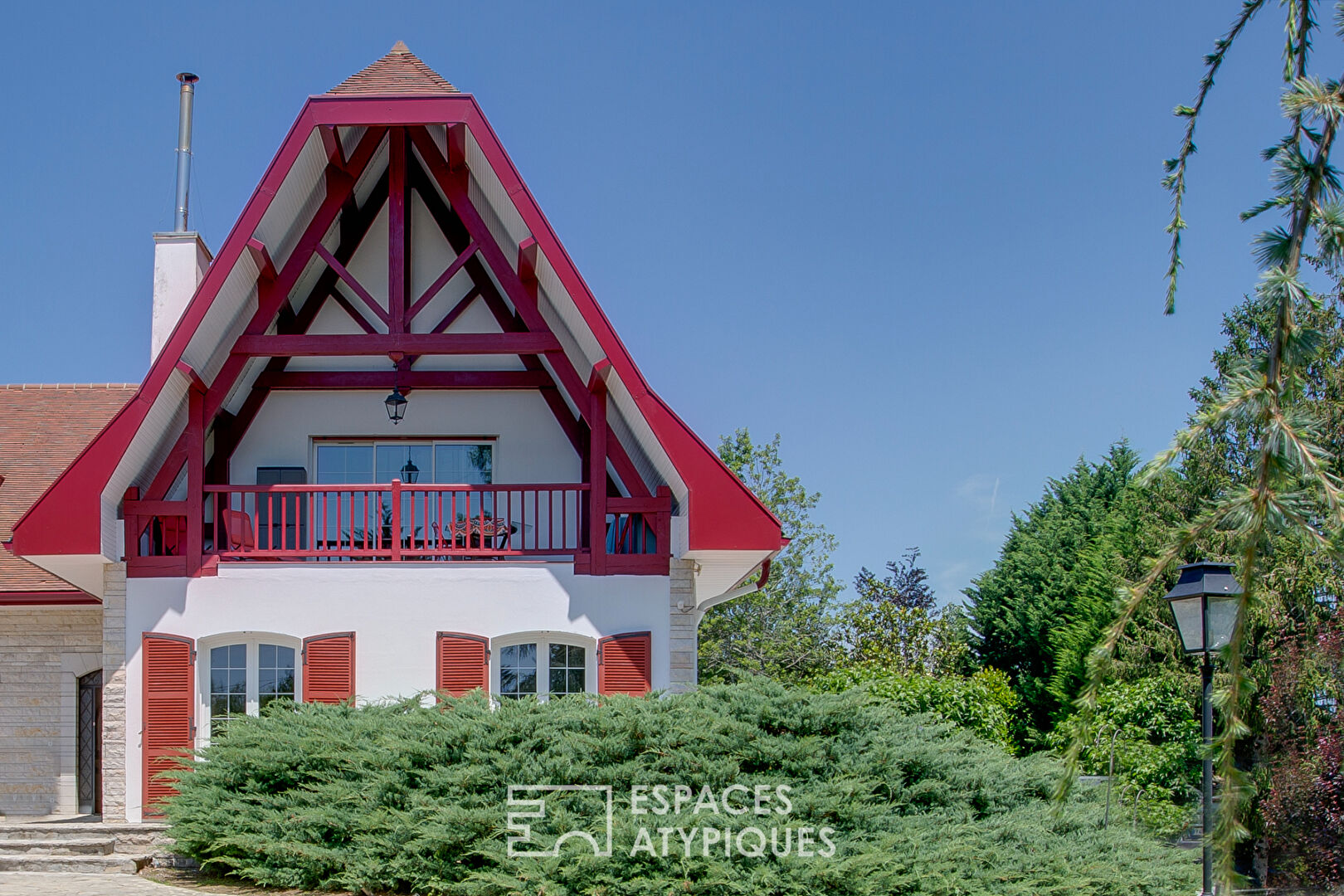 Maison style Anglo-Normand avec piscine