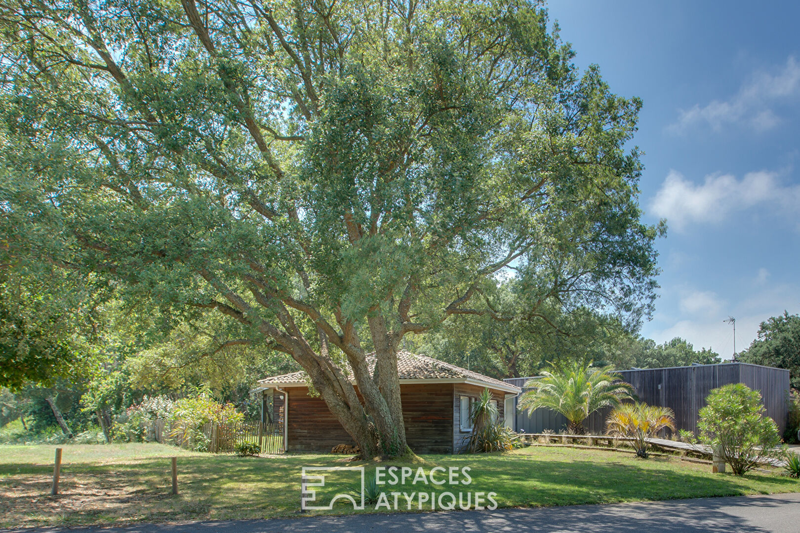 Villa d’architecte en bois à 2 km des plages