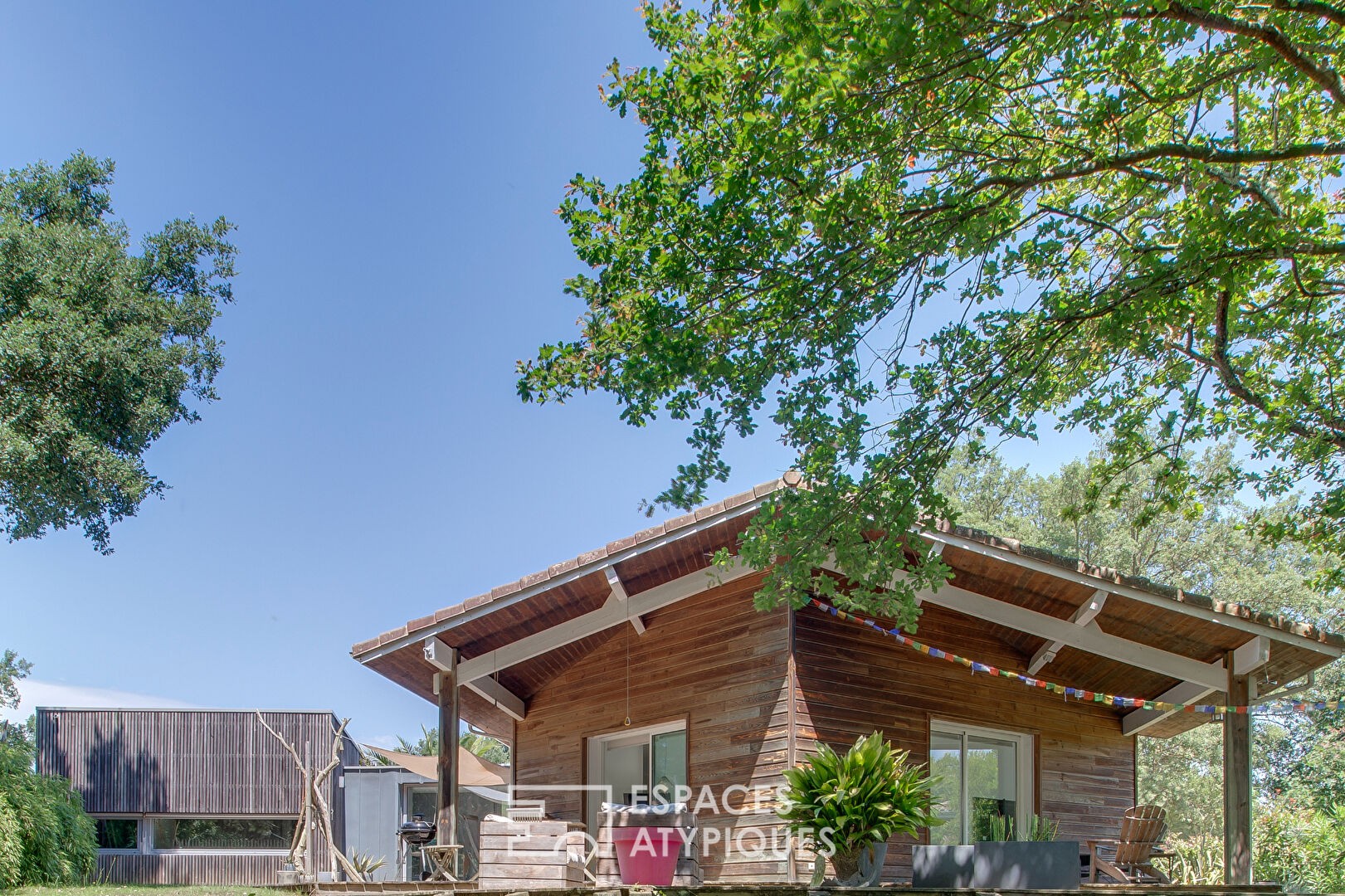 Villa d’architecte en bois à 2 km des plages