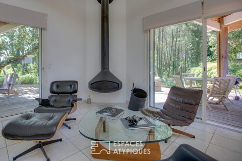 Architect-designed wooden villa 2 km from the beaches