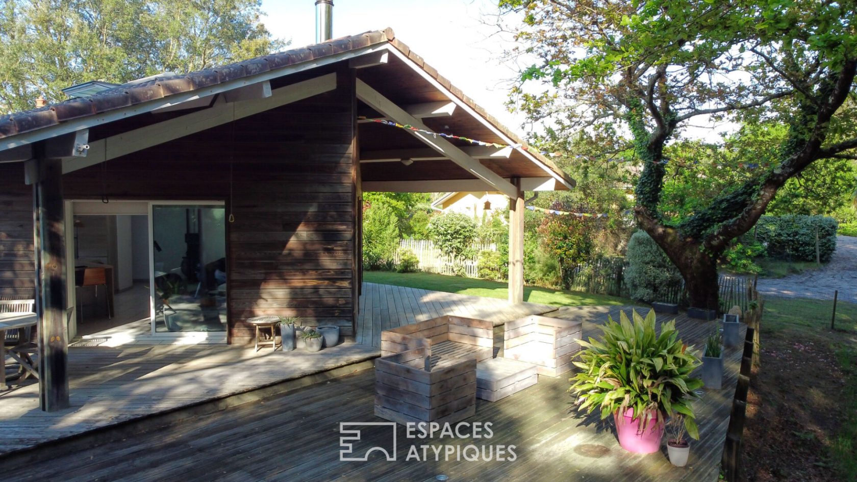 Villa d’architecte en bois à 2 km des plages