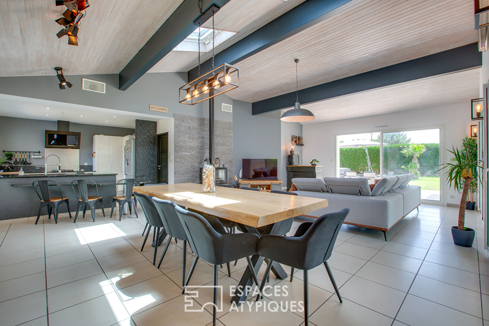 Architect-designed house with indoor swimming pool