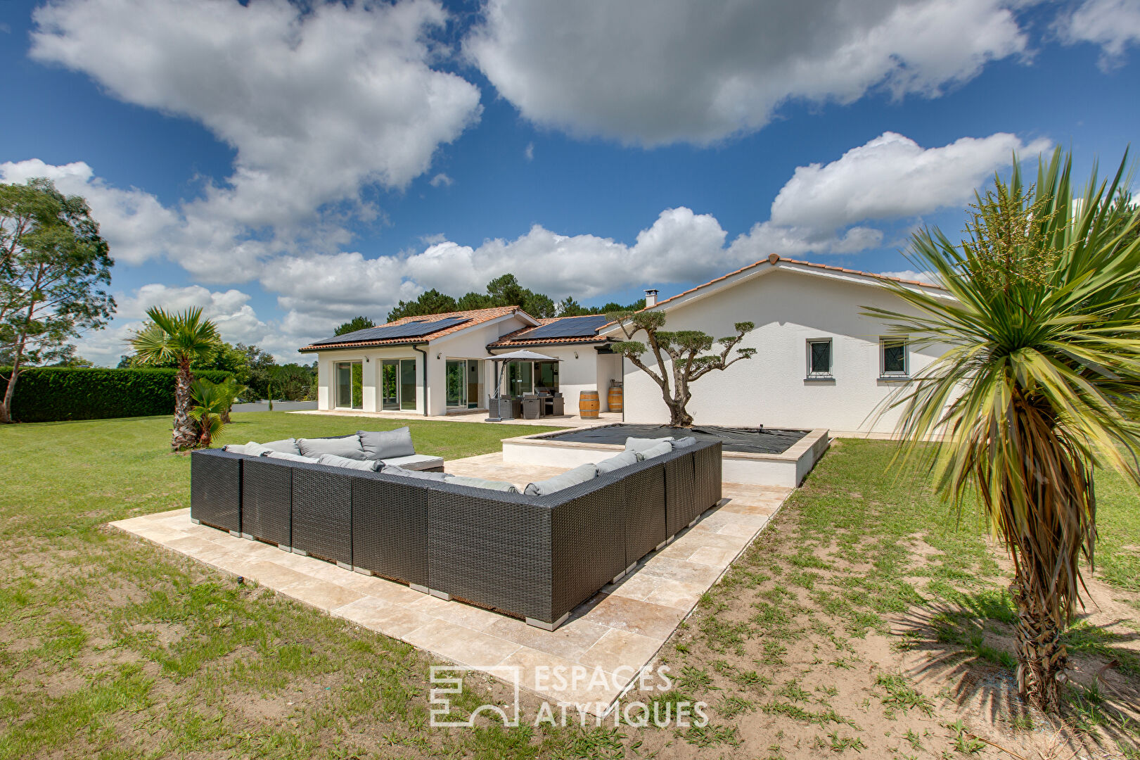 Architect-designed house with indoor swimming pool