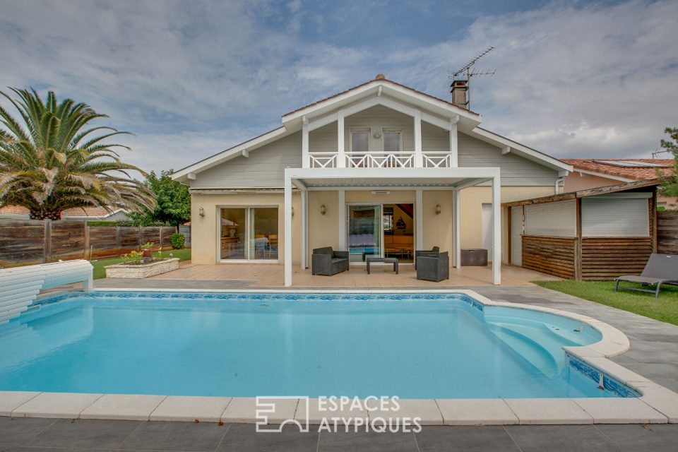 Maison familiale avec piscine, plages et commerces à pied.
