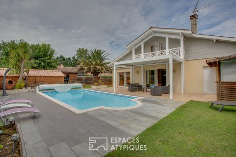 Maison familiale avec piscine, plages et commerces à pied.