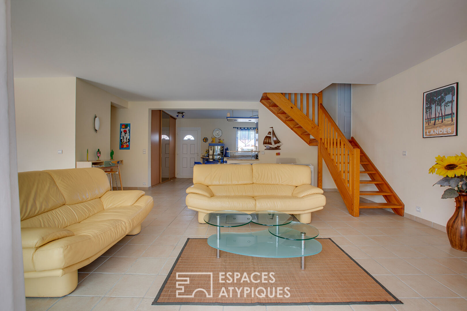 Maison familiale avec piscine, plages et commerces à pied.