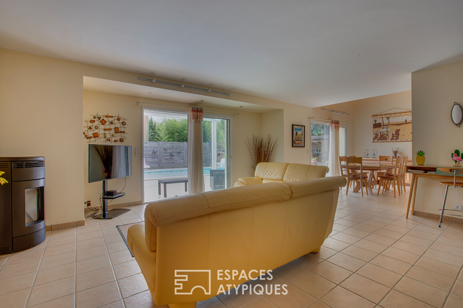 Maison familiale avec piscine, plages et commerces à pied.