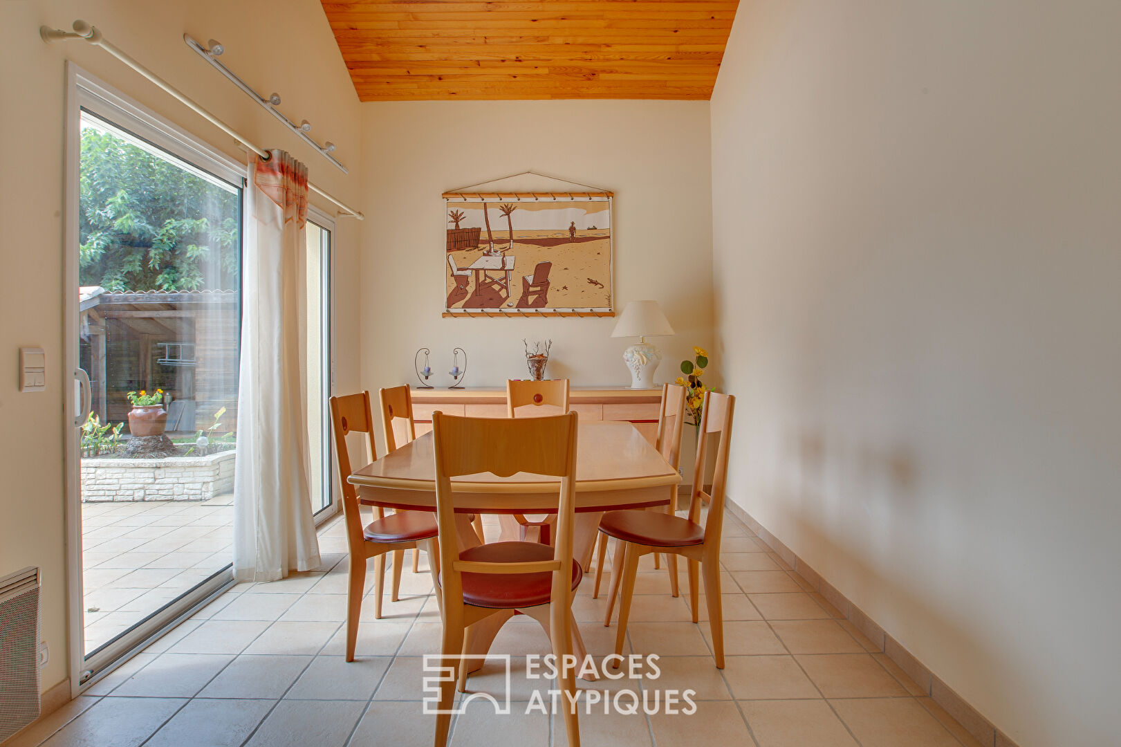 Maison familiale avec piscine, plages et commerces à pied.