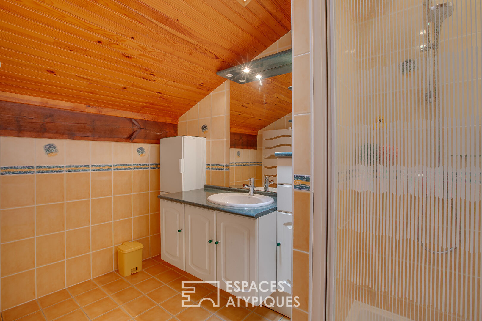 Maison familiale avec piscine, plages et commerces à pied.