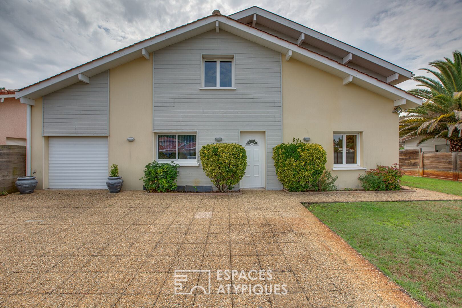 Maison familiale avec piscine, plages et commerces à pied.