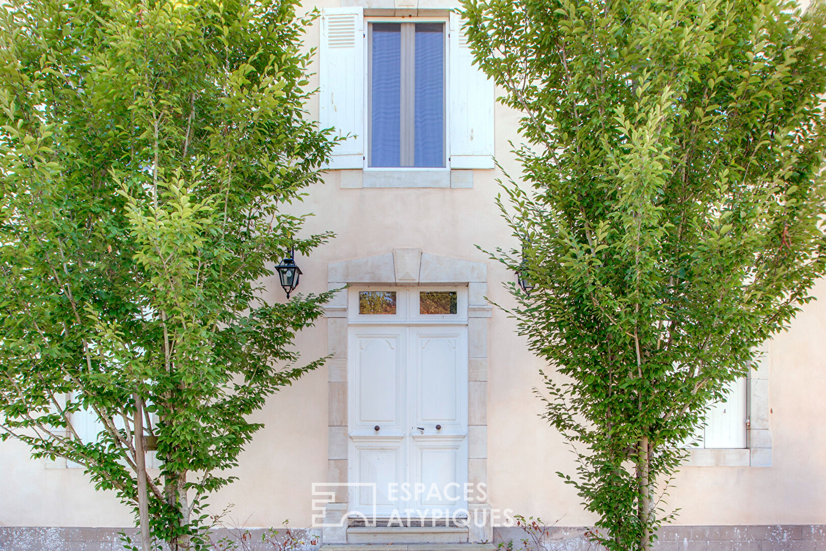 Vue Pyrénées et charme de l&rsquo;ancien : propriété familiale avec dépendance et piscine