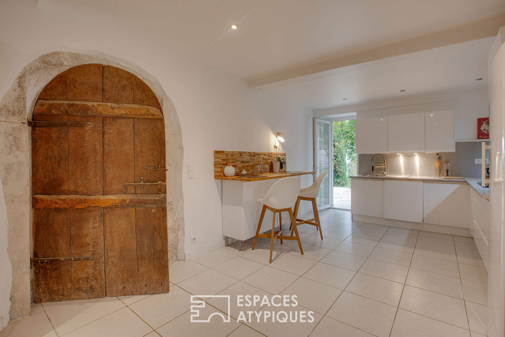 Vue Pyrénées et charme de l&rsquo;ancien : propriété familiale avec dépendance et piscine