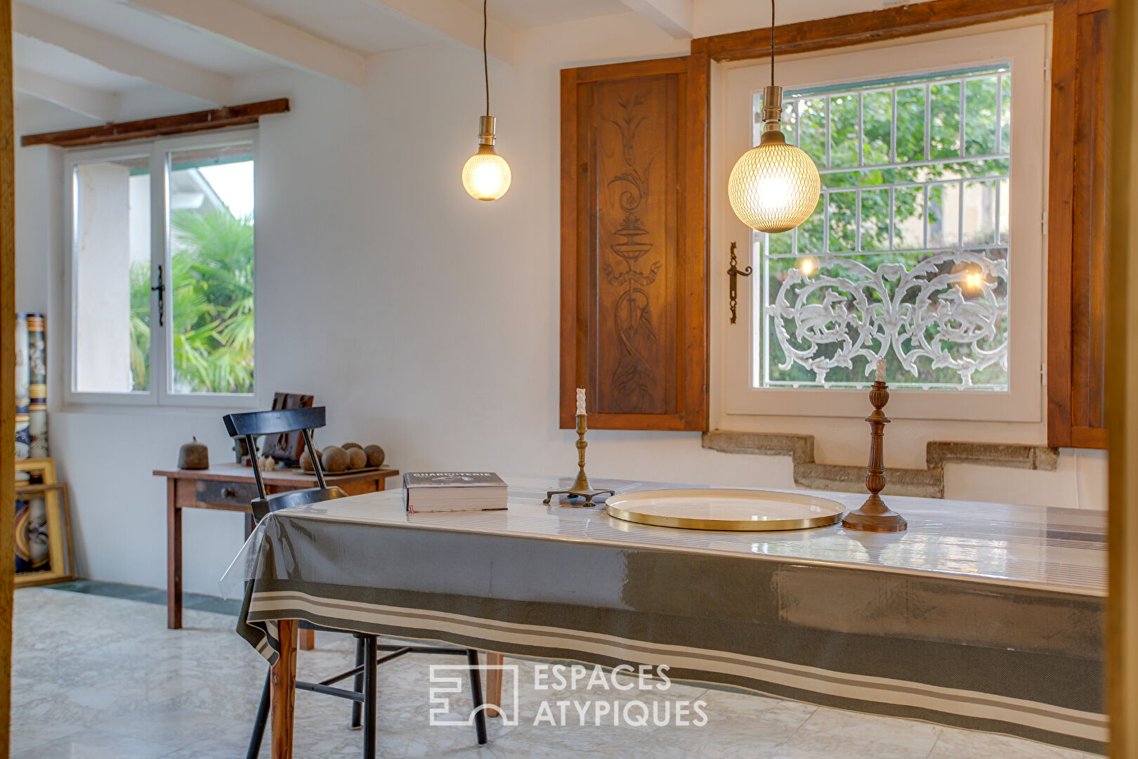 Vue Pyrénées et charme de l&rsquo;ancien : propriété familiale avec dépendance et piscine