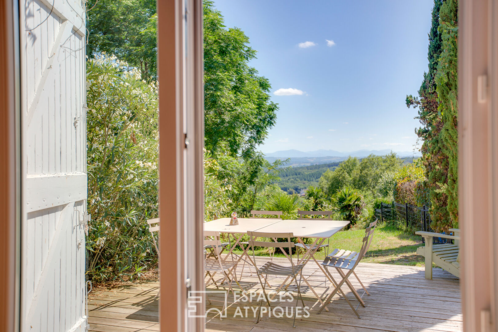 Vue Pyrénées et charme de l&rsquo;ancien : propriété familiale avec dépendance et piscine
