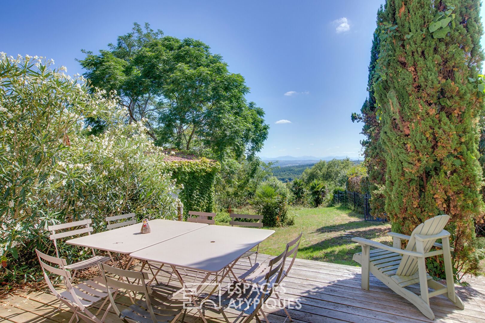 Vue Pyrénées et charme de l’ancien : propriété familiale avec dépendance et piscine