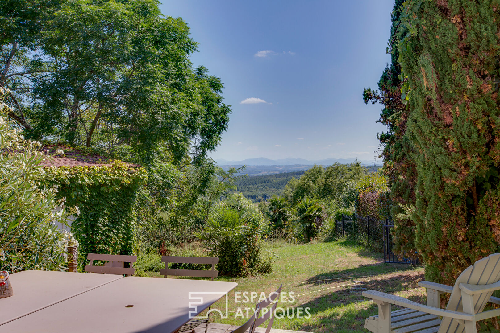 Vue Pyrénées et charme de l&rsquo;ancien : propriété familiale avec dépendance et piscine
