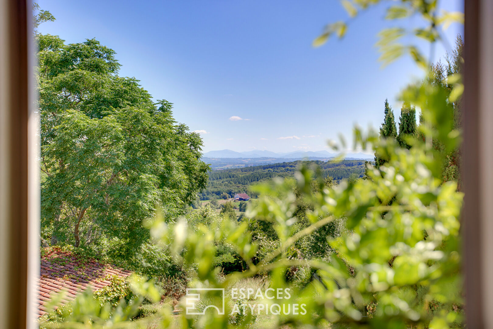 Vue Pyrénées et charme de l&rsquo;ancien : propriété familiale avec dépendance et piscine