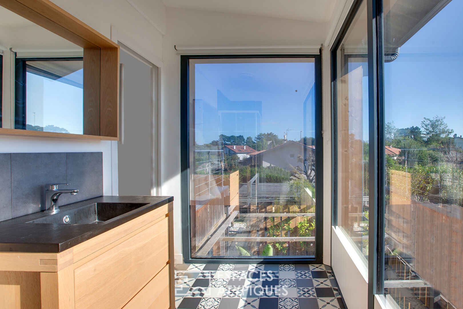 Villa contemporaine et sa piscine aux multiples projets