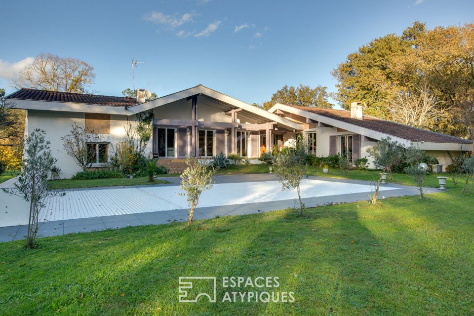 Maison d'architecte au look seventies et son parc arboré