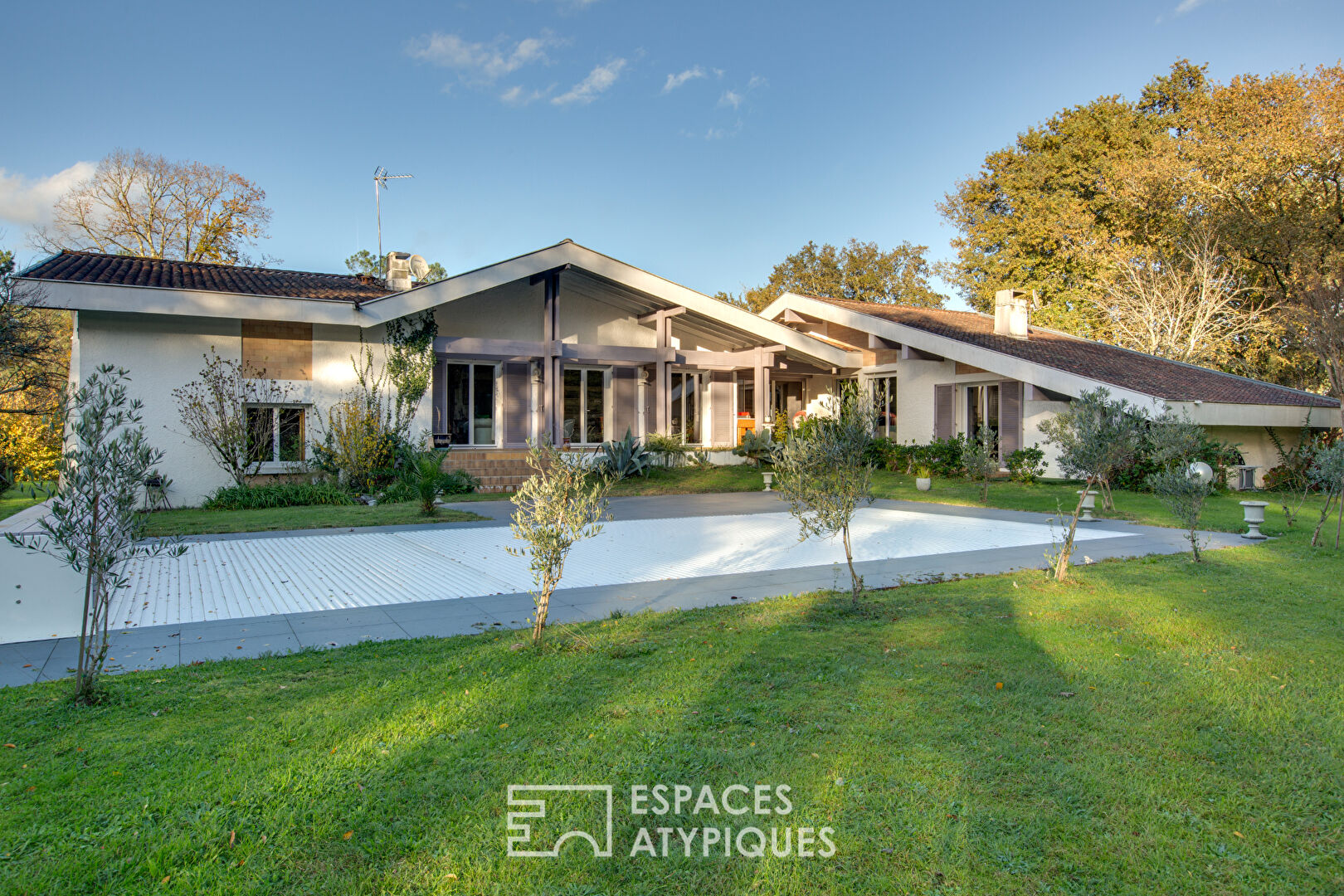 Architect’s house with a seventies look and its wooded park
