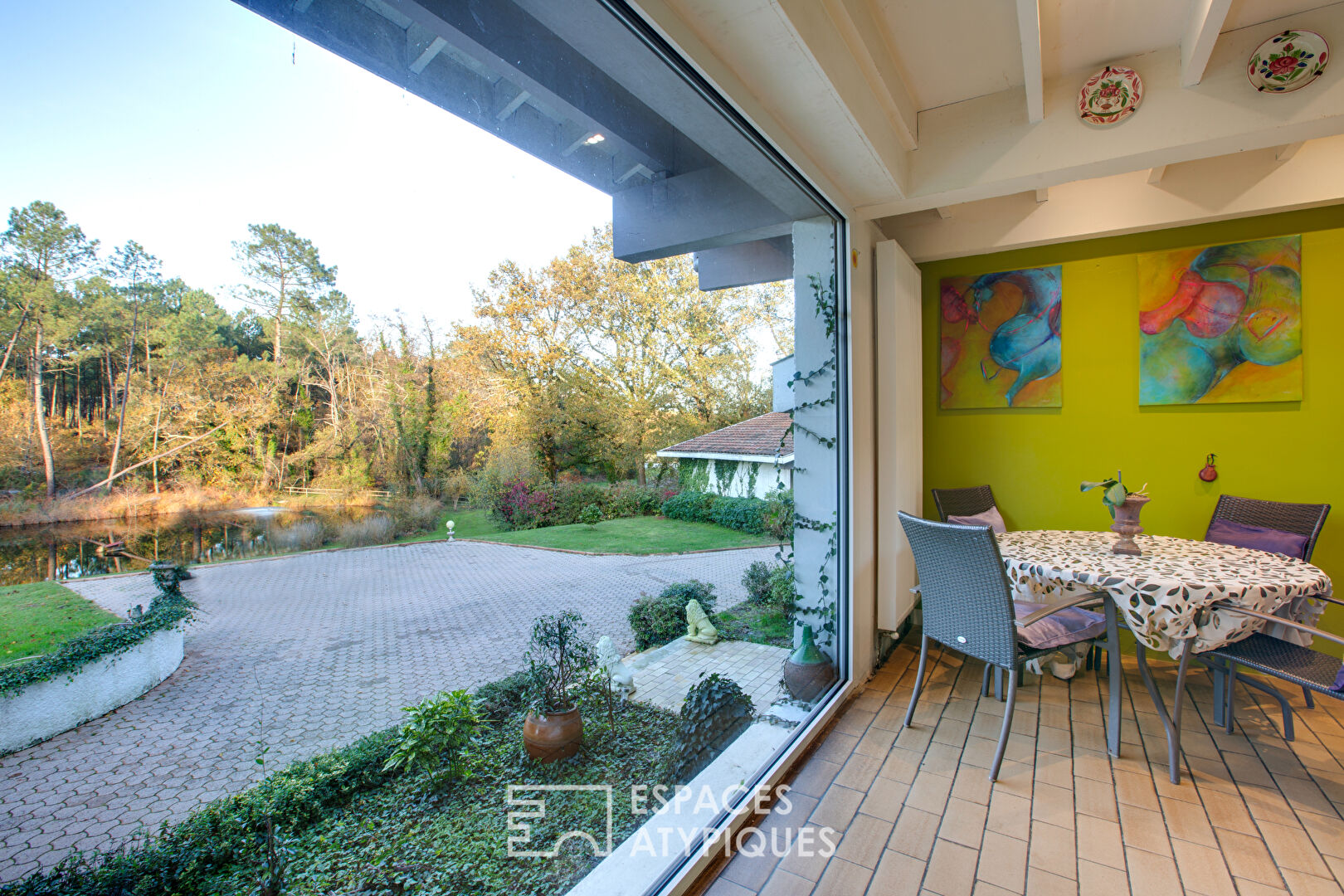 Architect’s house with a seventies look and its wooded park