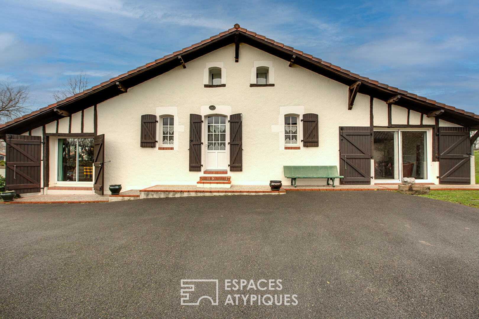 Authentic renovated Landes farmhouse and its outbuildings