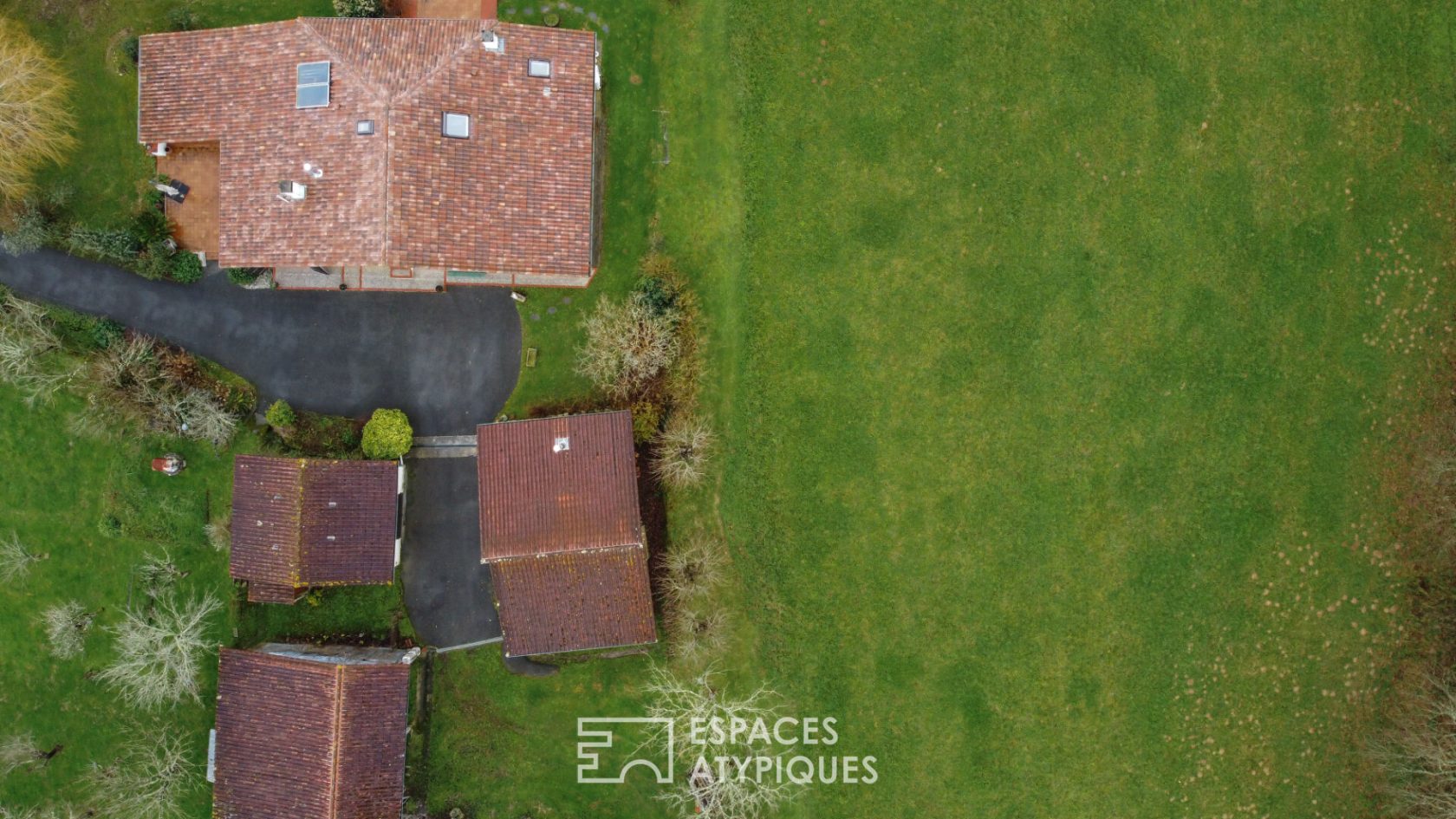 Authentic renovated Landes farmhouse and its outbuildings