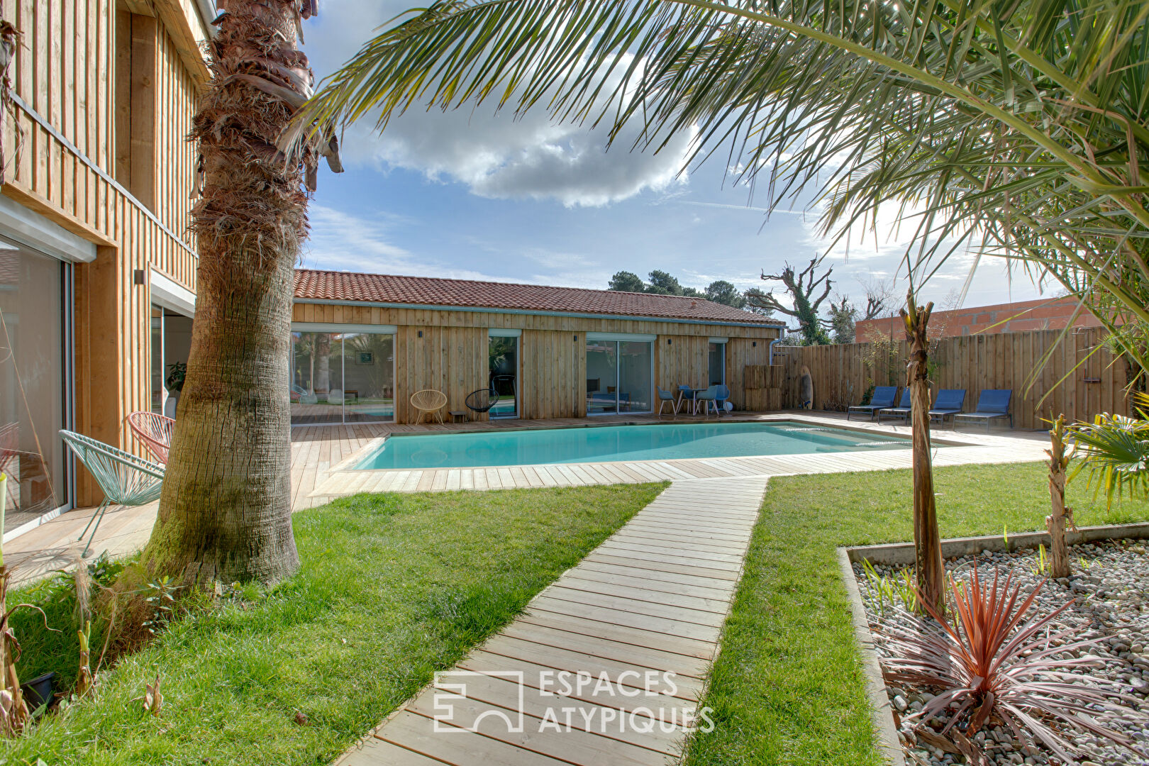 Contemporary villa in the heart of the village
