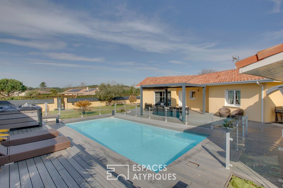 Maison contemporaine avec piscine et jaccuzi