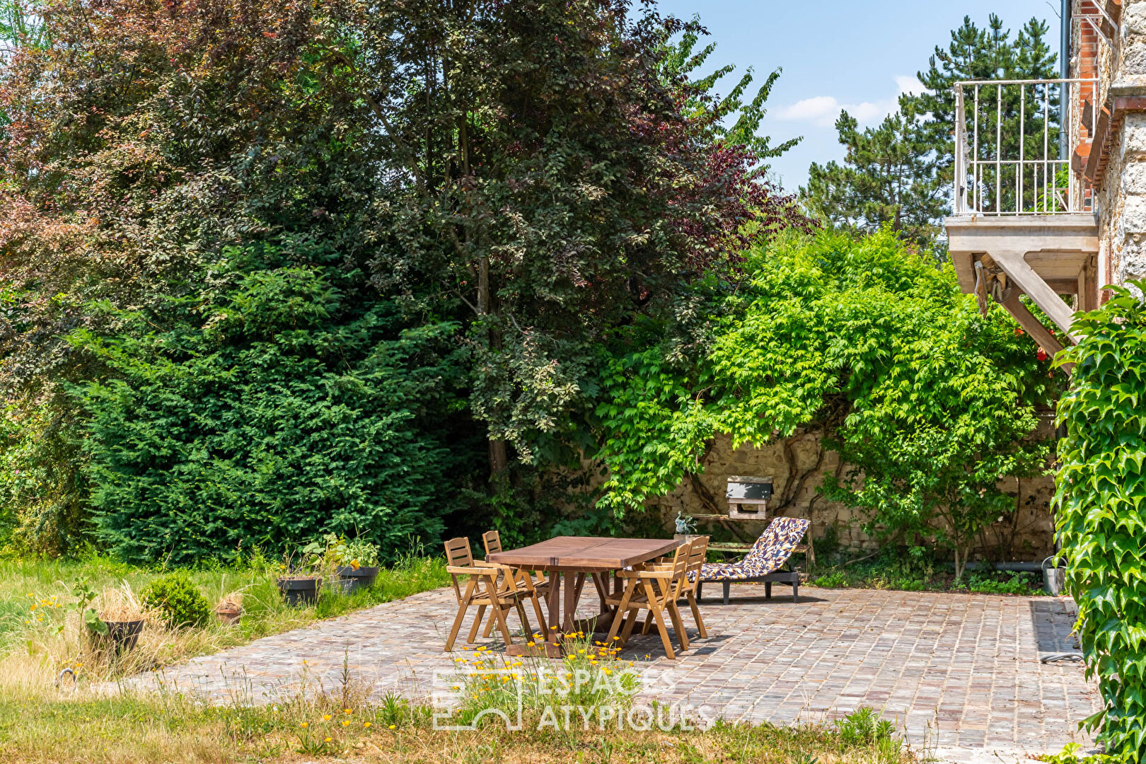 La Maison et son parc au coeur du village