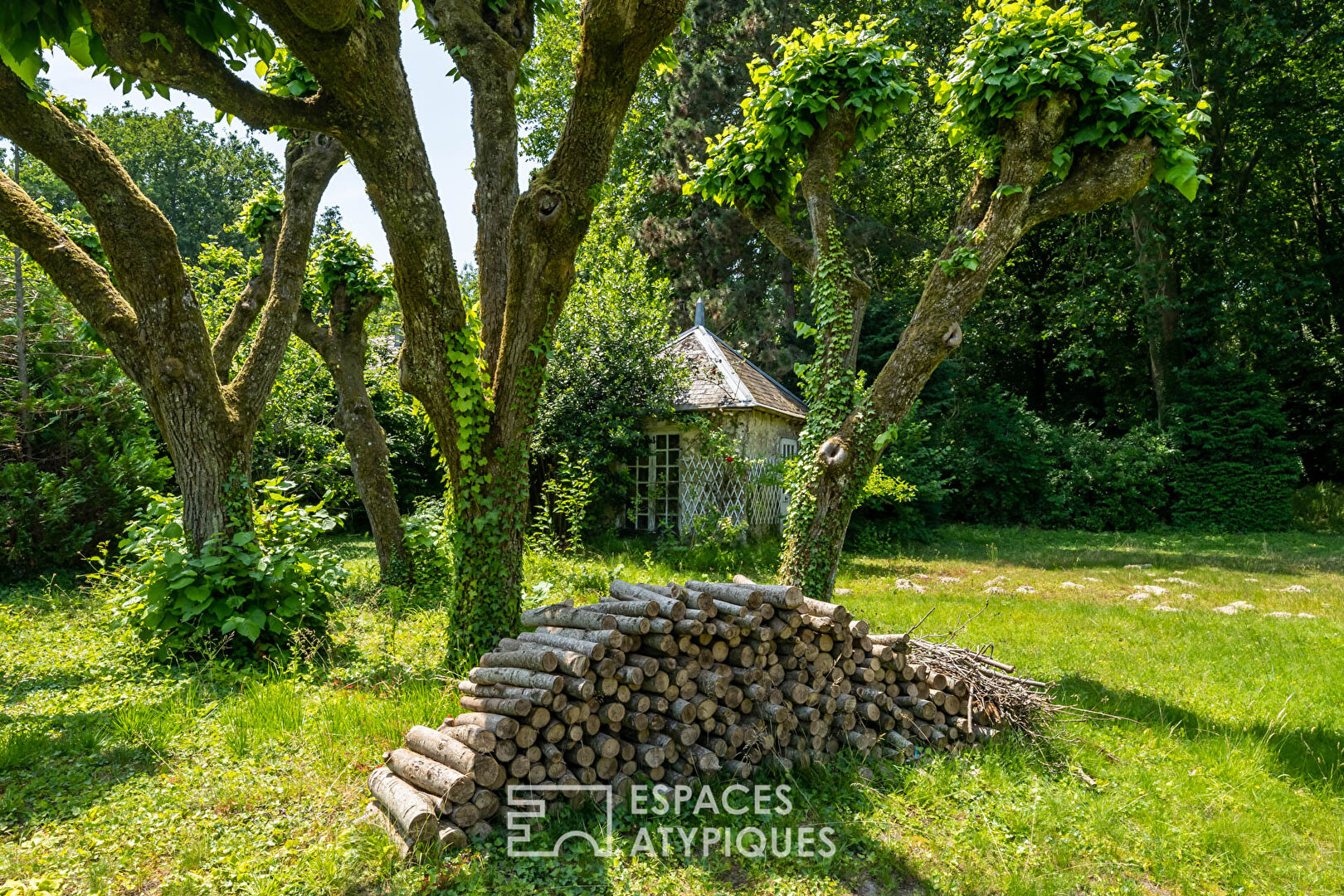 La Maison et son parc au coeur du village