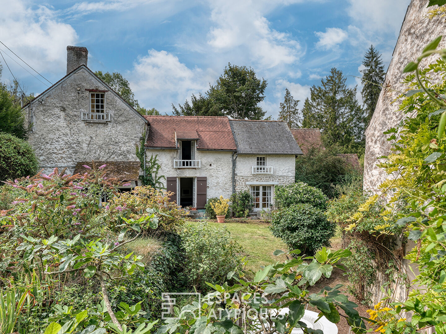 La longère dans son écrin de verdure