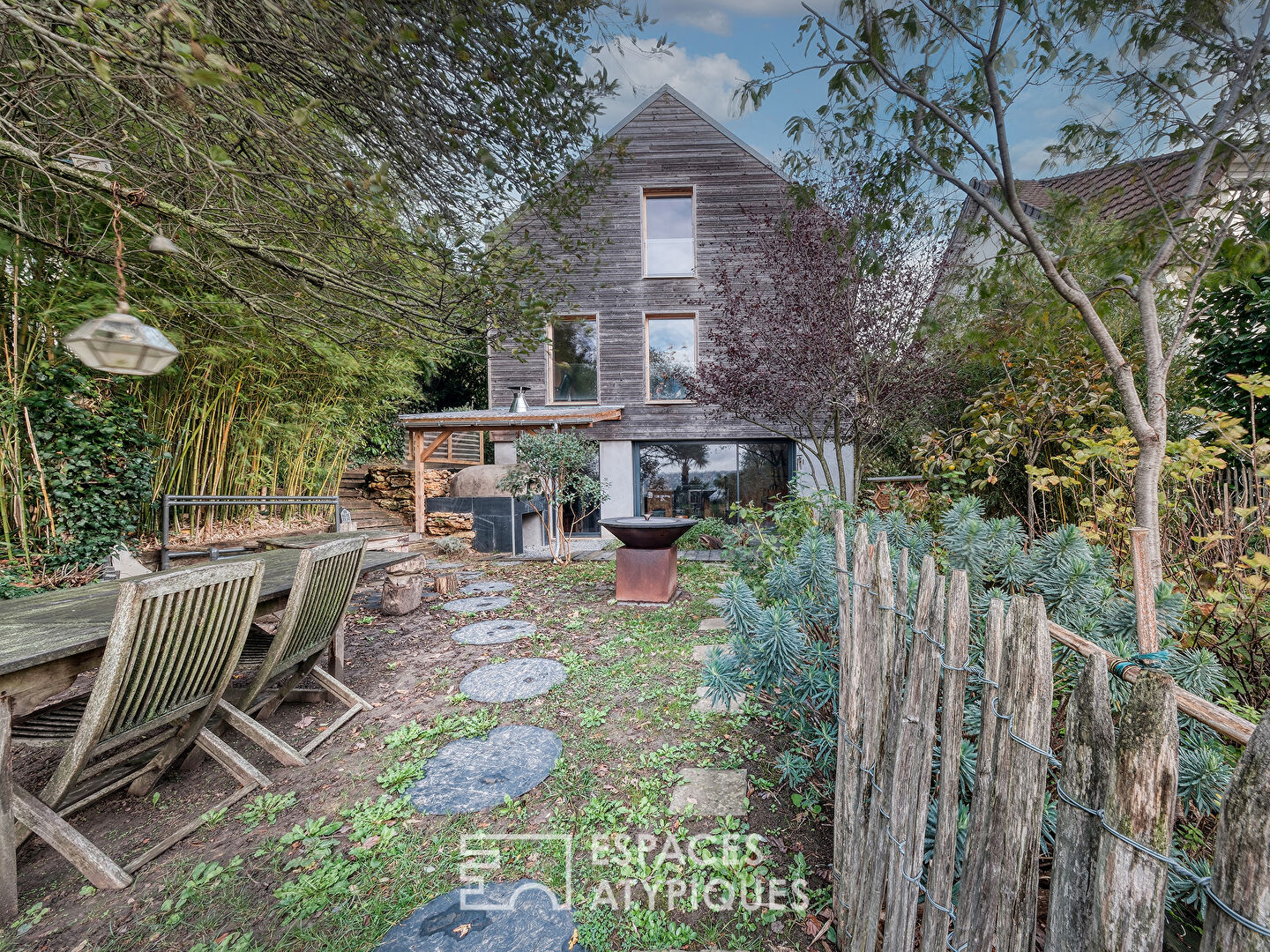 La Maison d’architecte en Bois et son écrin de verdure