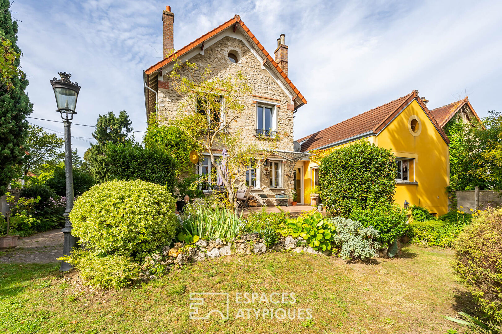 Les deux maisons dans un jardin