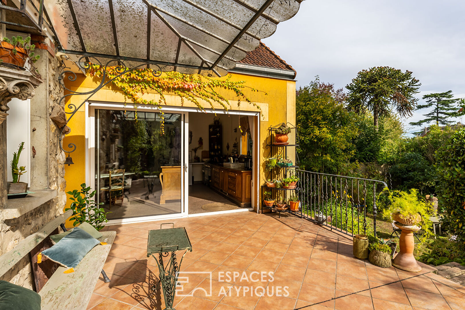 Les deux maisons dans un jardin