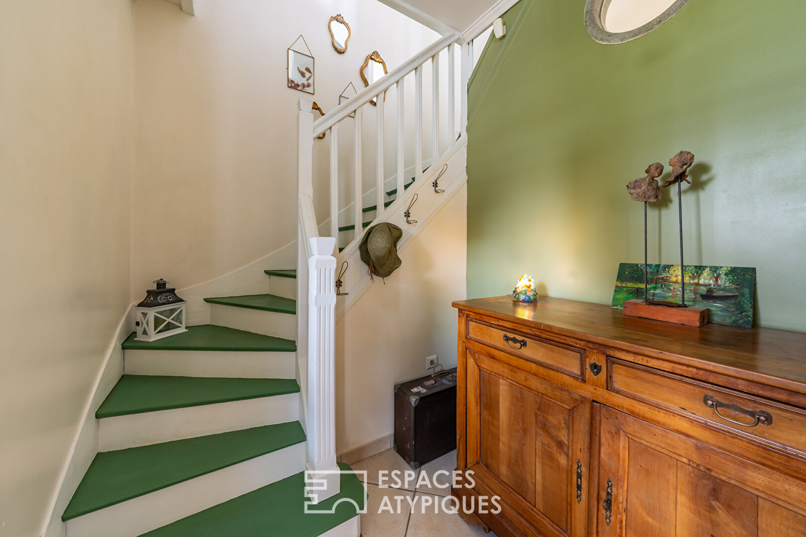 Les deux maisons dans un jardin