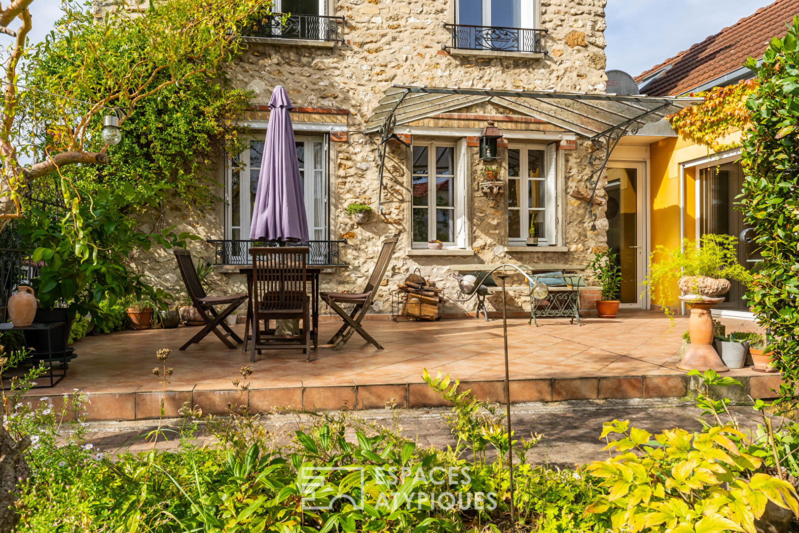 Les deux maisons dans un jardin