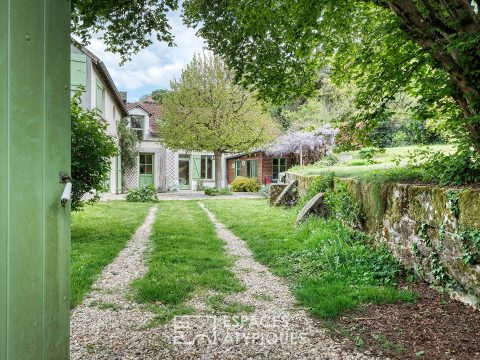 La Maison en pierre dans son écrin de verdure