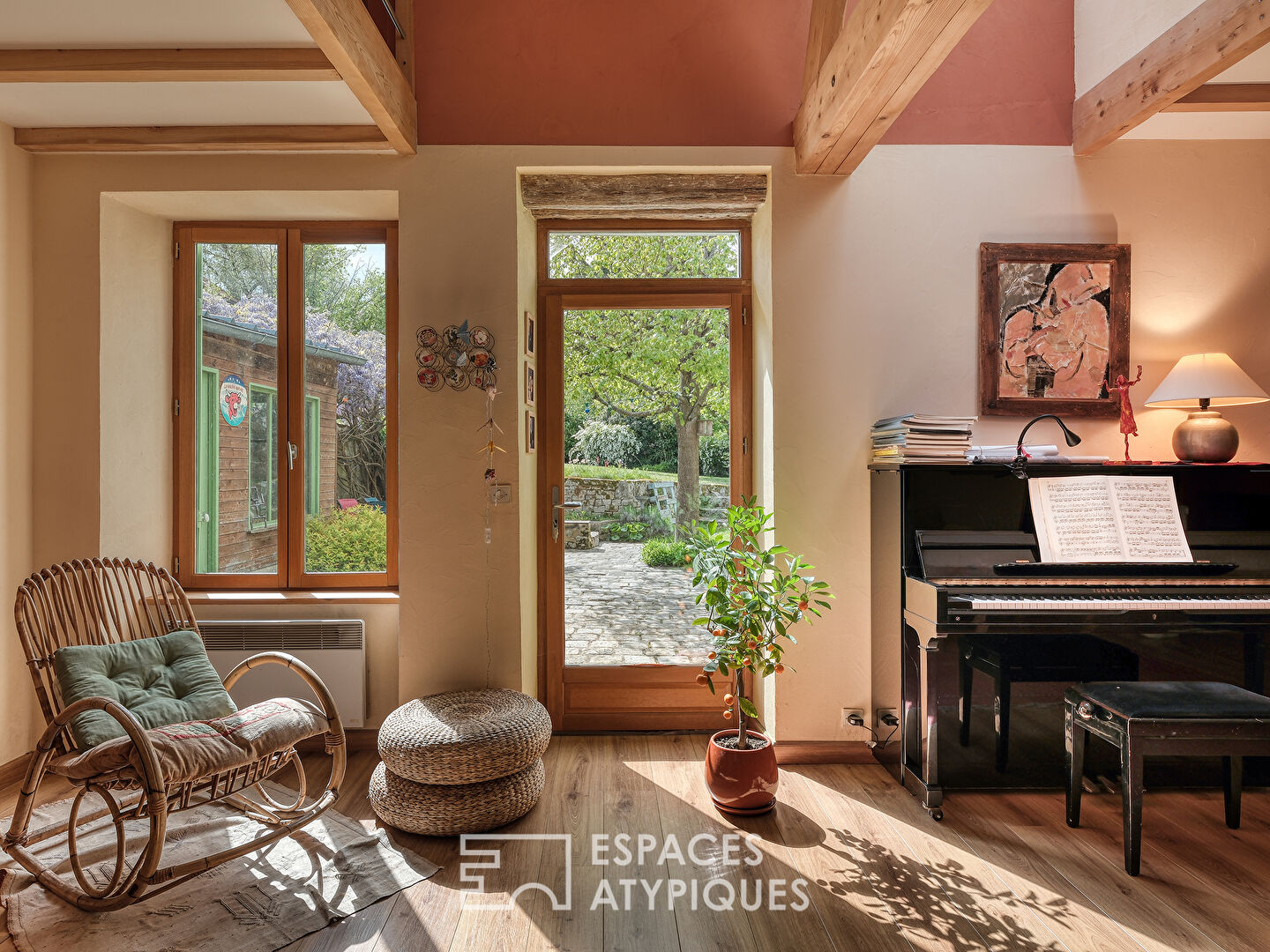 La Maison en pierre dans son écrin de verdure