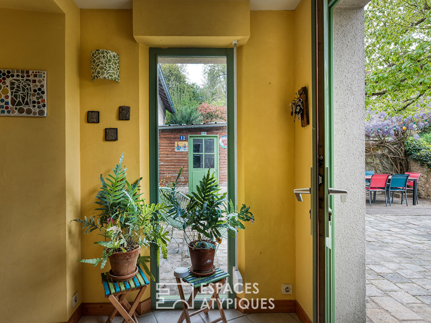La Maison en pierre dans son écrin de verdure
