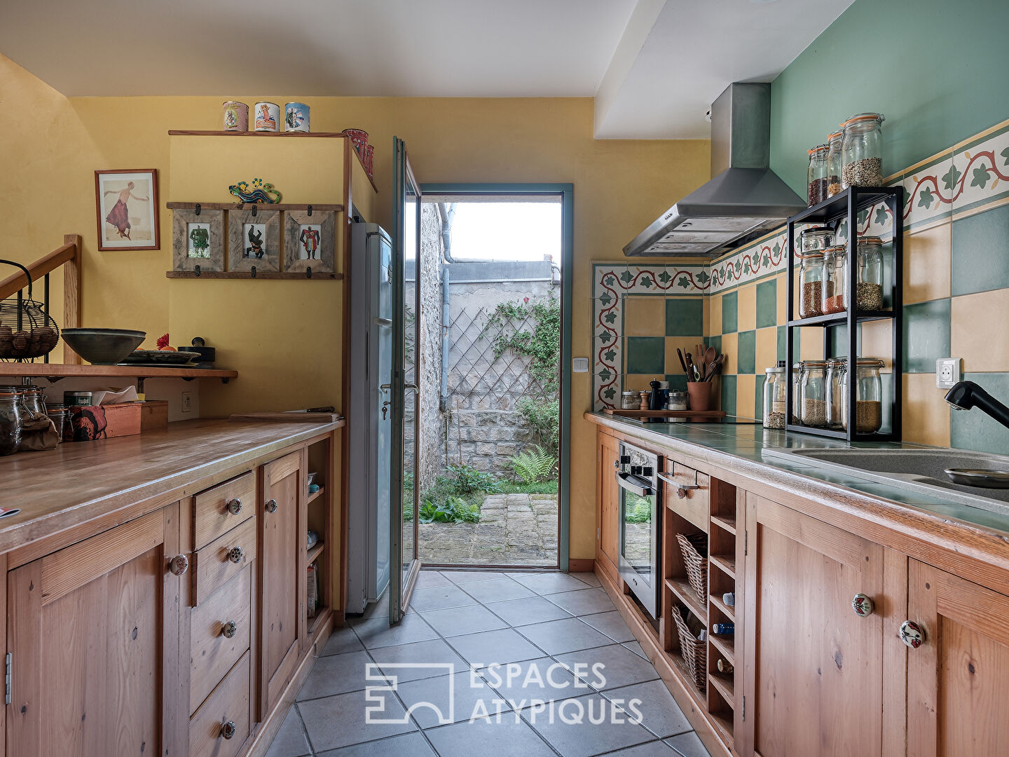 La Maison en pierre dans son écrin de verdure