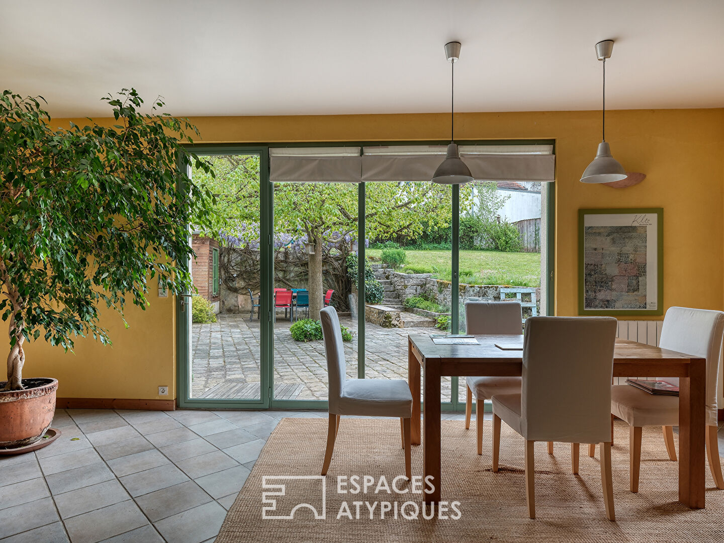 La Maison en pierre dans son écrin de verdure