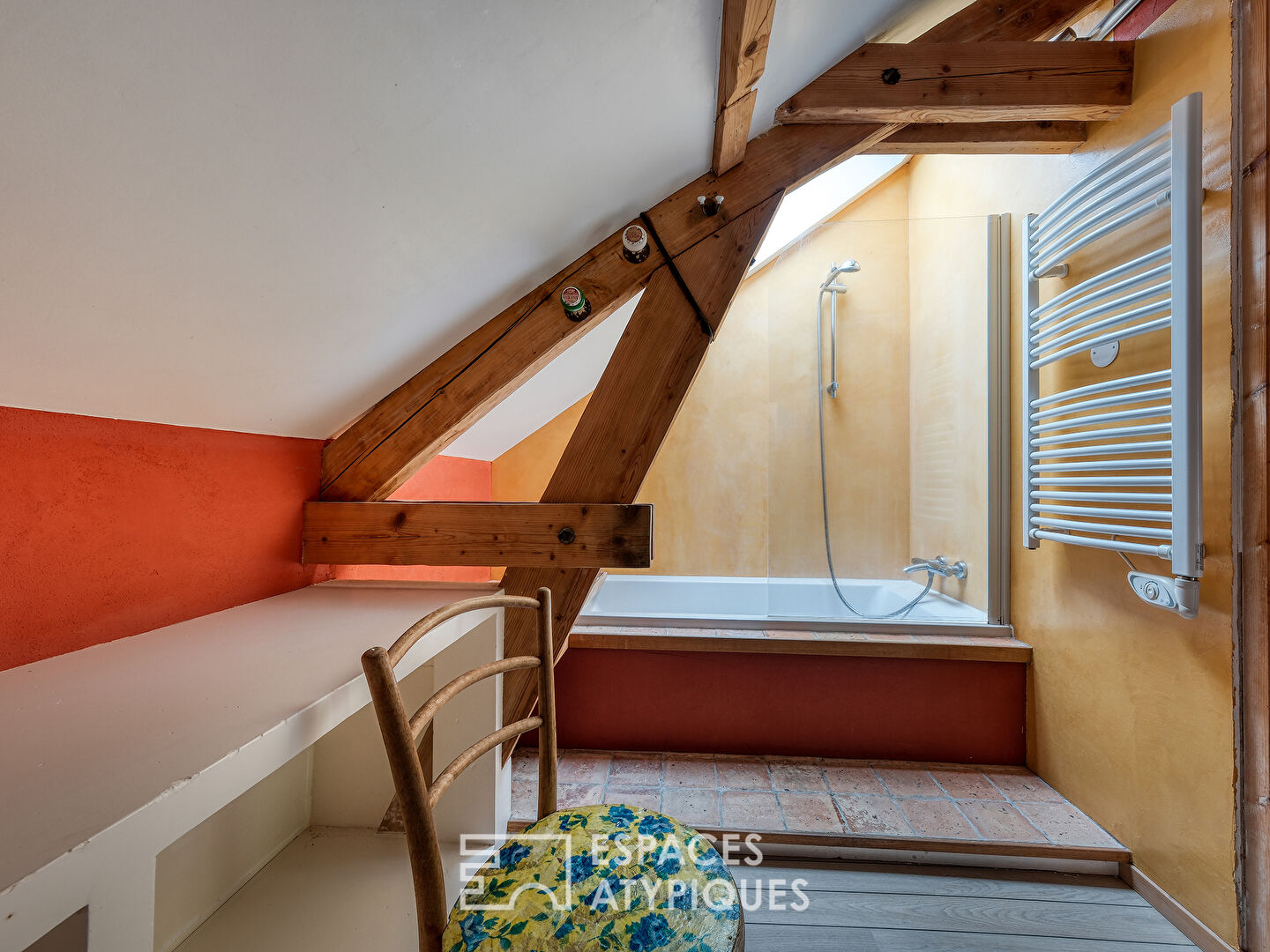 La Maison en pierre dans son écrin de verdure