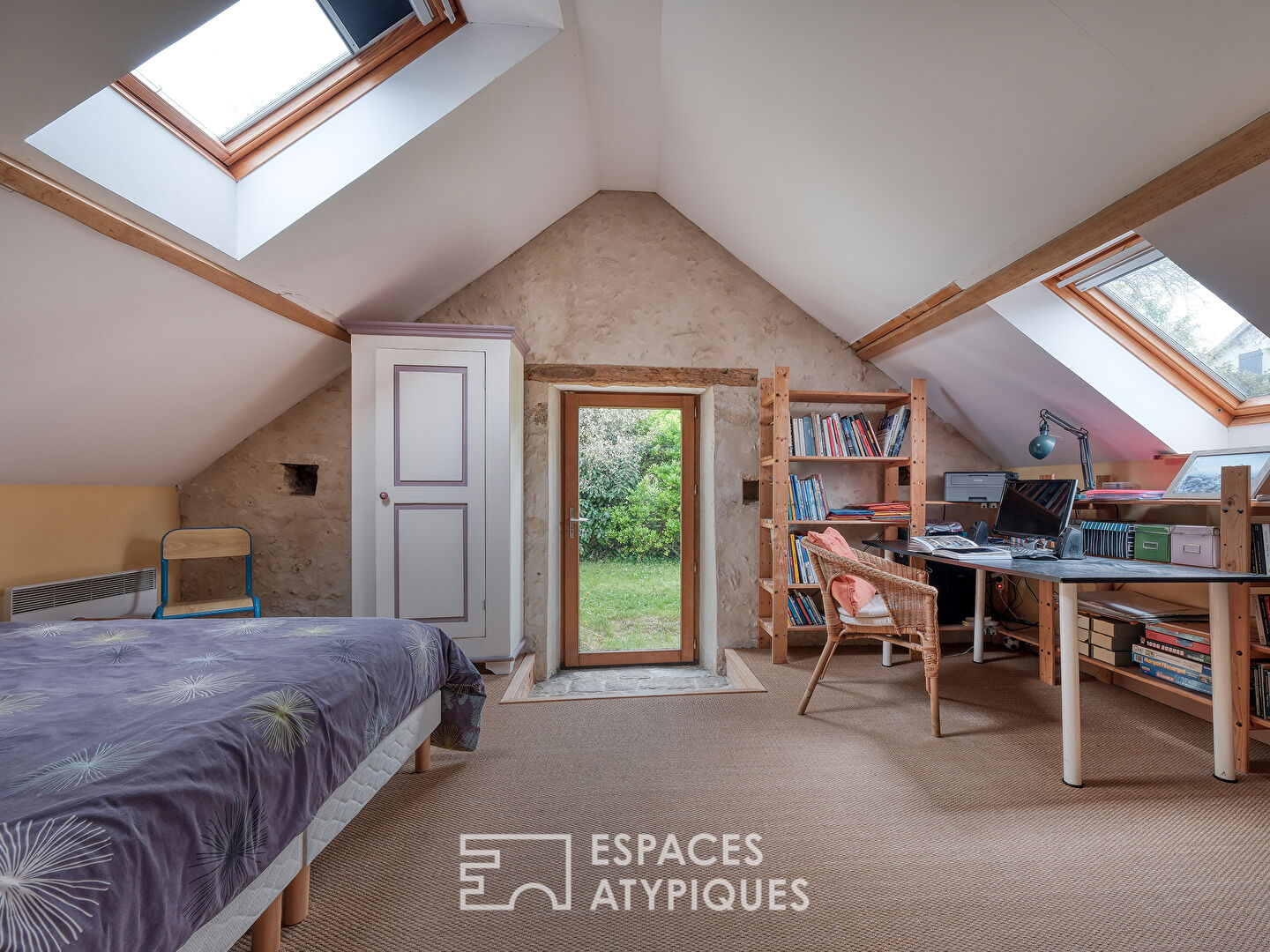 La Maison en pierre dans son écrin de verdure