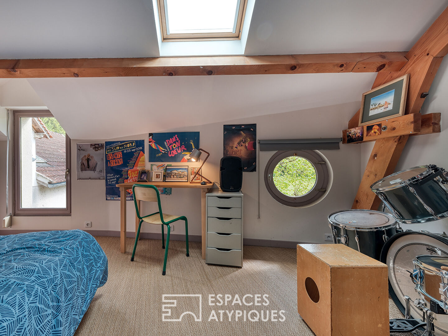 La Maison en pierre dans son écrin de verdure