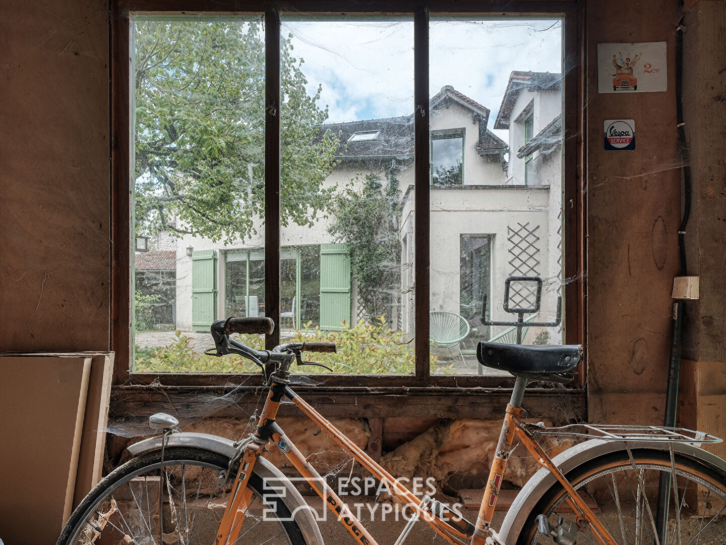 La Maison en pierre dans son écrin de verdure