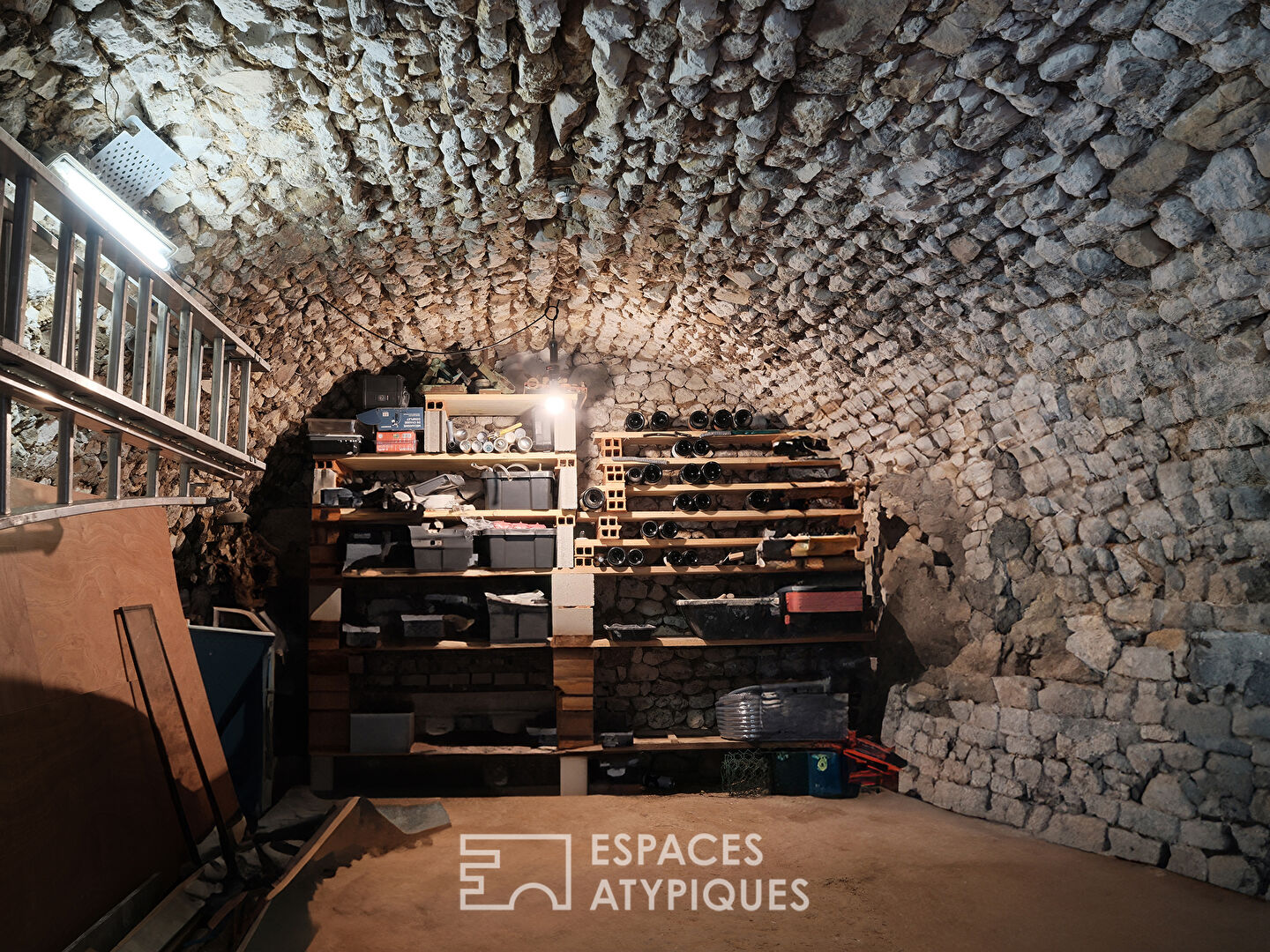 La Maison en pierre dans son écrin de verdure